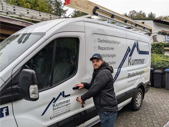 Manuel Kummer beseitigt Kummer, den seine Kunden mit ihren Dächern haben. Foto: KS