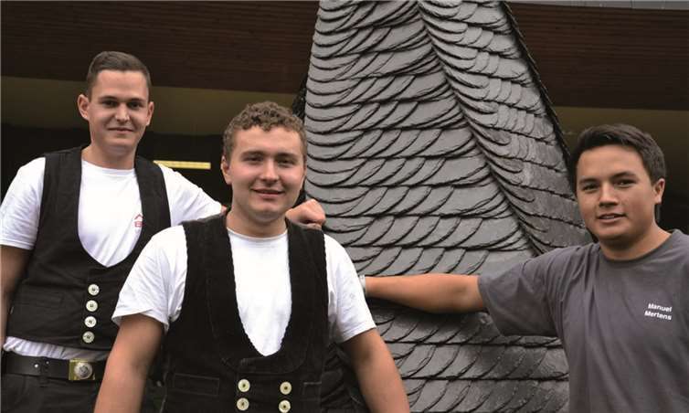 Manuel Mertens aus Senheim/Mosel ist erster Bundessieger im Dachdeckerhandwerk und wird zusammen mit dem zweiten Bundessieger Volker Pohlmeyer aus Nordrhein-Westfalen die deutschen Farben bei der Weltmeisterschaft 2016 in Polen vertreten. Den dritten Platz belegte Tobias Winter aus Sachsen (v.r.n.l.). DDH