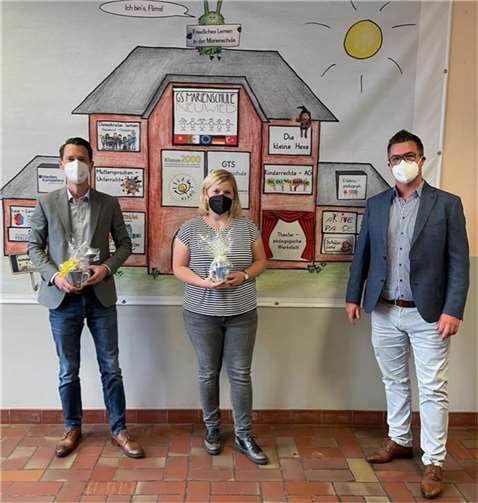 Manuel Mouget und Kerrin Lenz (v.li.) leiten seit diesem Schuljahr die Marienschule. Bürgermeister Peter Jung gratulierte dem neuen Schulleiter und seiner Konrektorin.