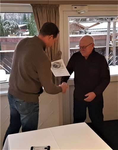 Manuel Müller überreicht Theo Jung die Urkunde.