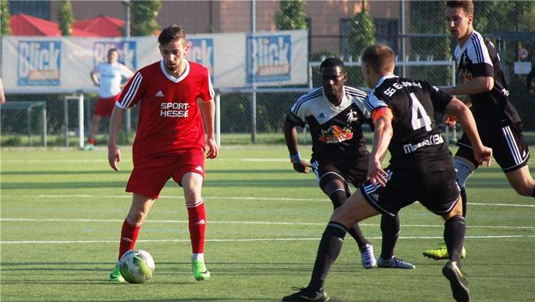 Manuel Oster, Marcel Berg und Jeset Akwapay (v.re.) tragen auch in der nächsten Saison das Trikot der SG Eintracht Mendig/Bell.