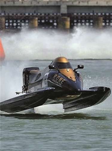 Manuel Saueressig in seinem Boot in der zweithöchsten Powerboat-Klasse der Formel zwei. Hier werden Geschwindigkeiten von über 180km/h erreicht.