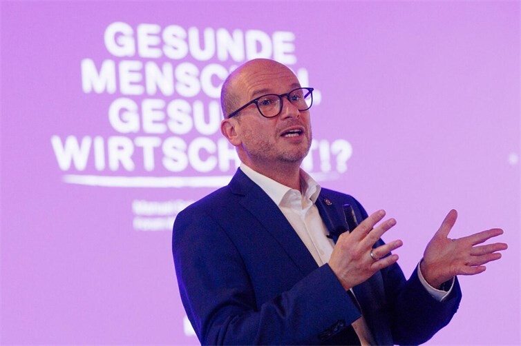 Manuel Schneider spricht beim Forum Wirtschaftsethik mit viel Energie und aus Überzeugung.