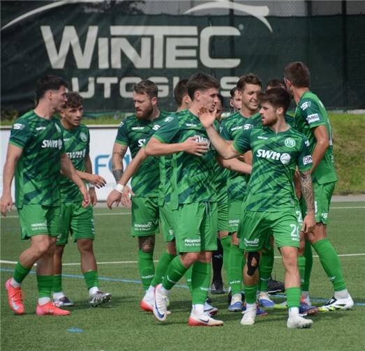 Manuel Simons traf nach einer Viertelstunde per Hacke äußerst sehenswert zur Führung.