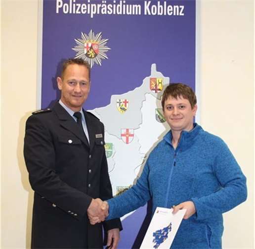 Manuel Wehrmann (l.) überreichte Henning Wolter im Namen des Polizeipräsidenten die Bürgerurkunde.  privat