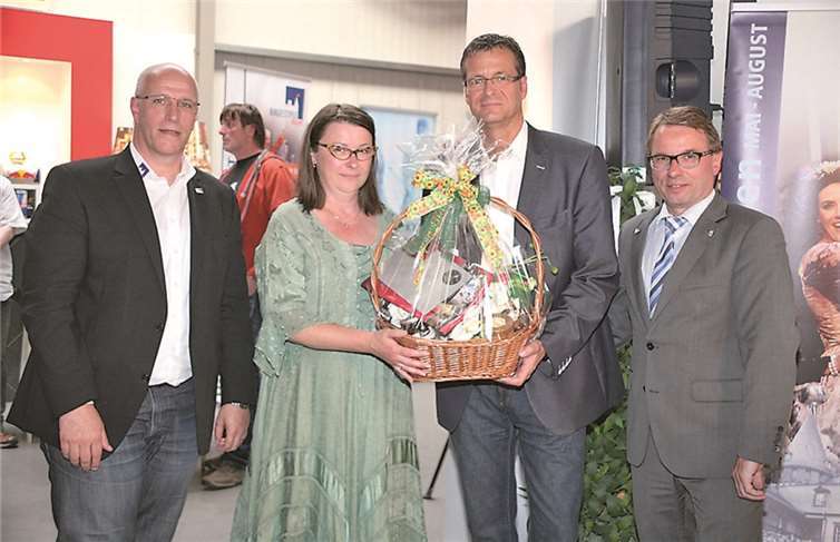 Manuela Adebahr ist seit 25 Jahren Maskenbildnerin der Burgfestspiele und damit das dienstälteste Ensemblemitglied. Dafür erhielt sie ein kleines Dankeschön von Oberbürgermeister Treis (re.) und seinen für die Festspiele verantwortlichen Mitarbeitern Uwe Hoffmann (li.) und Ralf Fuß.