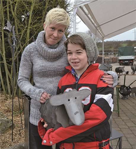 Manuela Baba mit Sohn Julian aus Altenkirchen fanden das Metallschaf mega putzig.