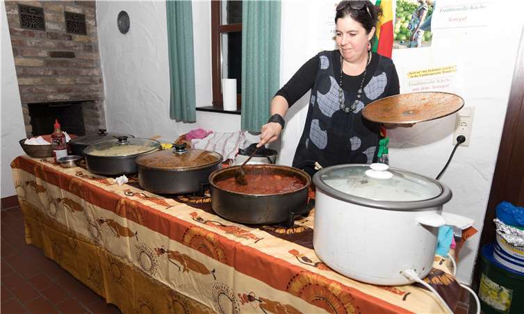 Manuela Berger reichte nach Originalrezepten gekochte afrikanische Köstlichkeiten.