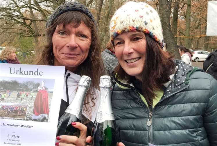 Manuela Flemmer und Heike Blum erhielten Sektpräsente.