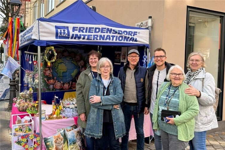 Manuela Helmes, Monika Müller, Larissa Schulik, Marlis Knappe vom Freundschaftskreis Friedensdorf mit den Gästen Oberbürgermeister Dirk Meid und Nicolas Cordes.