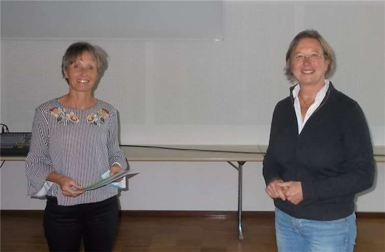 Manuela Jung (links) bei der Übergabe der Urkunde für den zweiten Platz.