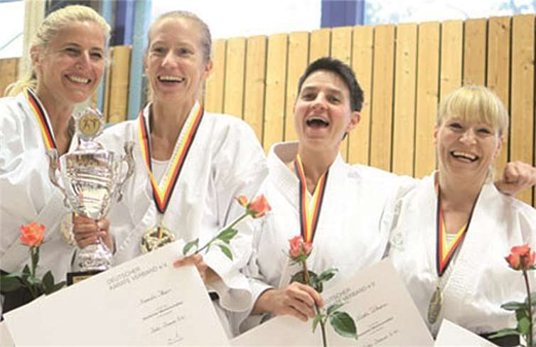 Manuela Klaas (2.v.l,.) bei der Siegerehrungprivat