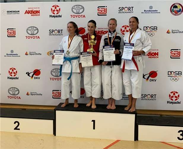 Manuela Klaas (2.v.r.) vom Karate Dojo Mayen-Mendig erkämpfte sich bei der Deutschen Meisterschaft der Masterklasse in Dillingen die Bronzemedaille.  Foto: privat