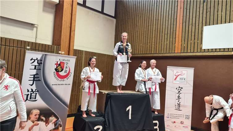 Manuela Klaas (Mitte) vom Karate-Dojo Mayen-Mendig hat die Landesmeisterschaf der zwei Landesverbände in Mörlenbach gewonnen. Fotos: privat