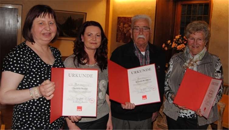 Manuela Lauxen ehrt langjährige Mitglieder: v.li. Charlotte Neuser, 1. Vorsitzende Manuela Lauxen, Willi Wohlfahrt und Hanna Müller.privat