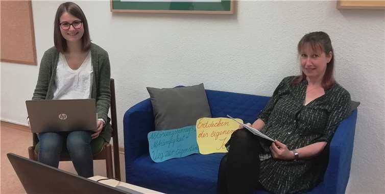 Manuela Menk hat Platz auf dem Pädagogischen Sofa genommen und referiert über die Trotzphase von Kindern. Lea Kohrs gibt während der Veranstaltung die Fragen der Teilnehmer an sie weiter. Foto: Familienbildungsstätte Linz