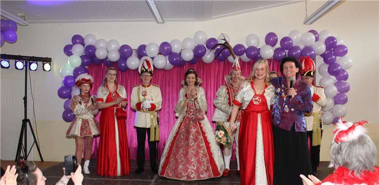 Manuela Rot freute sich besonders, dass die Gönnersdorfer Obermöhn Gerda Ott im Hofstaat des Bad Breisiger Prinzenpaares mitwirkte.