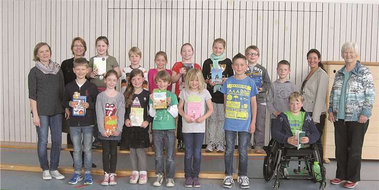 Manuela Schütz, Vorsitzende des Fördervereins der Schule, überreichte allen Lesern und Leserinnen Buchpreise