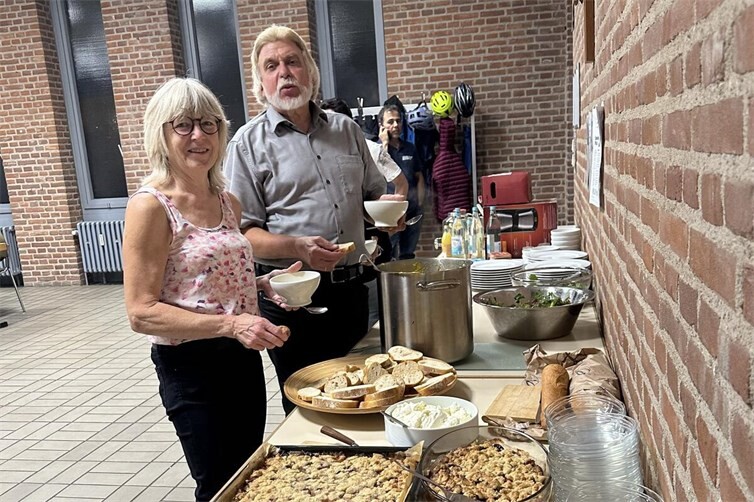 Manuela Thelen (Steuerungsgruppe Fairtradetown Unkel und Peter Gillrath, (Vorsitzender des Weltladen Linz).