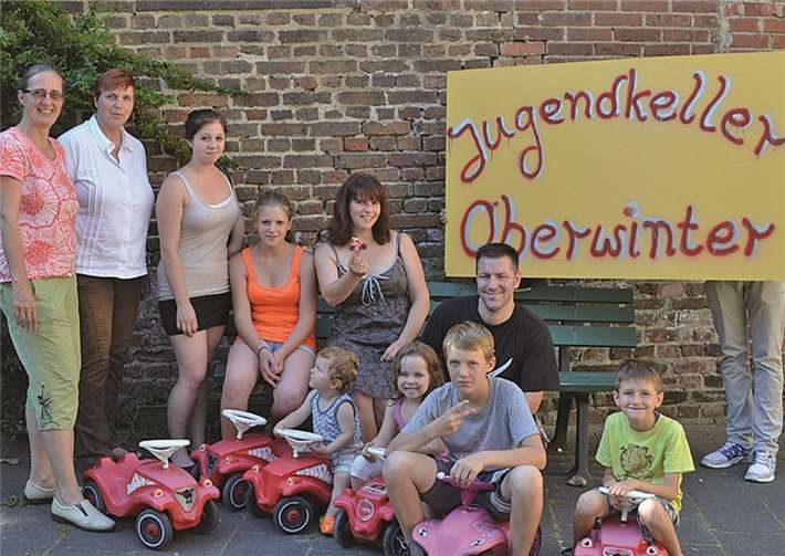 Manuela und Ingo Ebenhöh übergaben die sechs Bobby-Cars an die Vorsitzenden der Bandorfer Fraueninitiative, Heike Herrmann und Regine Spohner.privat