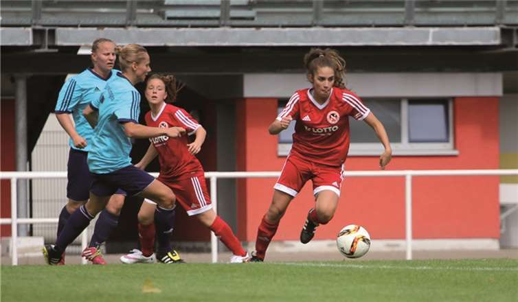 Mara Walther, die unermüdliche Kämpferin im Mittelfeld treibt dynamisch an.  Guido Kölzer