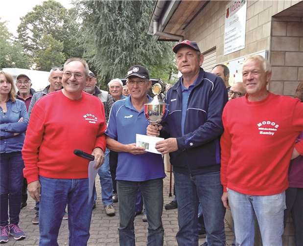 Marc Adams und Bernd Krüger gewannen den begehrten Wanderpokal.Privat