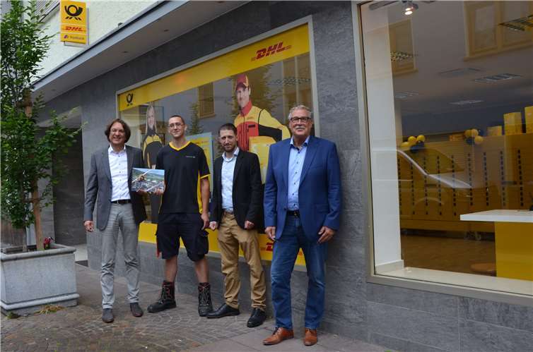 Marc Bors (Stadtmarketing Remagen), Alexander Schmidt (Filialleiter), Alexander Burchert (Deutsche Post AG), Wilfried Humpert (Ortsvorsteher von Remagen). Foto: privat