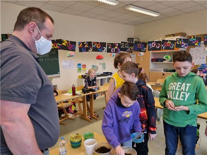 Marc Decker, Referent der „Deutschen Umwelt-Aktion e.V.“, hat die Kinder aufgeklärt.  Fotos: Janina Winzen