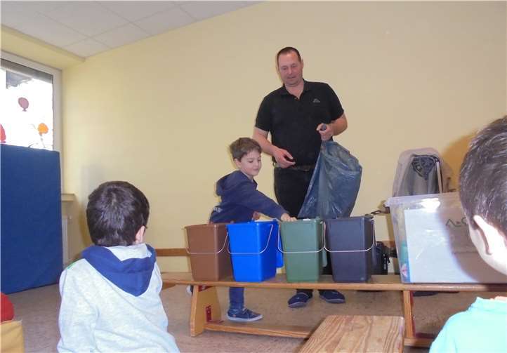 Marc Decker erklärte den Wackelzahnkindern welcher Müll in welche Tonne gehört. privat