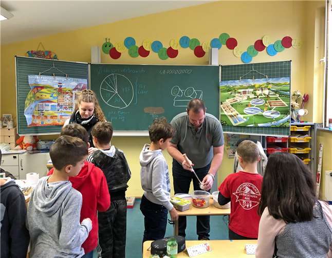 Marc Decker von der Deutschen Umwelt-Aktion e. V. zeigte den Kindern, wie sie aus einer Plastikflasche und Kies ihre eigene Mini-Kläranlage bauen können. Foto: privat