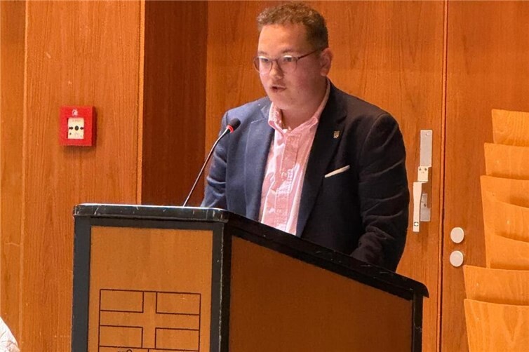 Marc Frings, Fraktionsvorsitzender der FDP, hält eine Rede zum Haushaltsentwurf 2026