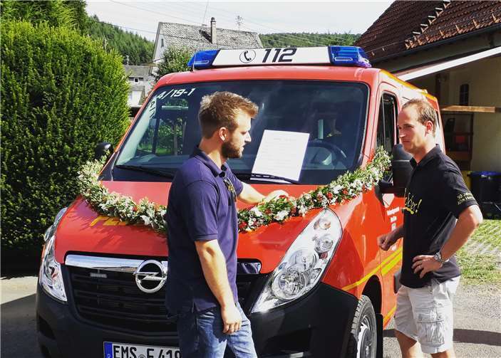 Marc Hartung von der Freiwilligen Feuerwehr Arzbach mit Claus Eschenauer. FWG Bad Ems