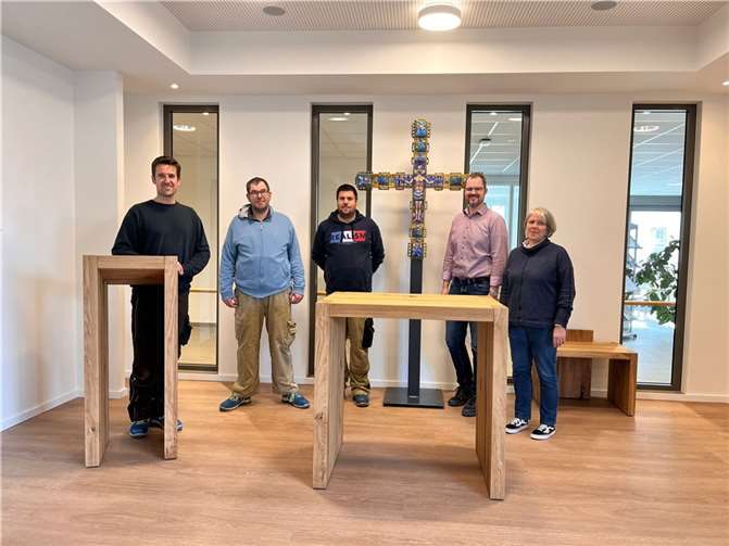 Marc Hengesbach, Sascha Mayer und Pascal Cobi von den St. Josefs-Werkstätten lieferten die handgefertigten Kirchenmöbel persönlich nach Tauberbischofsheim. Dort wurden sie von Marcel Hofman und Stefanie Krömker herzlich empfangen (v.l.n.r.).  Foto: Sebastian Hofman