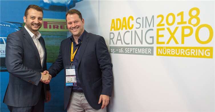 Marc Hennerici, Leiter Sport und Event ADAC Mittelrhein, und co|wana Geschäftsführer Michael Wamser besiegelten ihre Zusammenarbeit bei der SimRacing Expo 2018 am Nürburgring. Privat