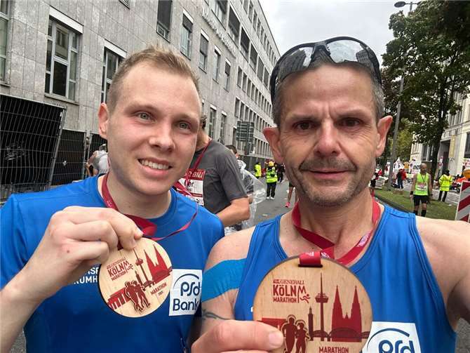 Marc Hermes und Michael Krämer glücklich im Ziel nach einem schnellen Rennen beim Köln Marathon. Das schlechte Wetter verhinderte ein gemeinsames Foto mit den Vereinskollegen Sandra Britz und Michael Sesterhenn.  Foto: Michael Krämer