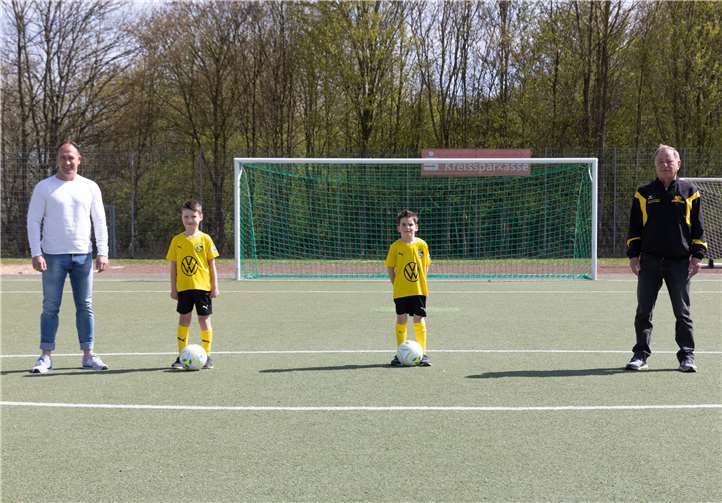 Marc Kaspari, Gino Kaspari, Max Radermacher und Jugendleiter Erhard Drews (v.l.) bei der Vorstellung der der neuen Bambini-Trikots.Foto: Andreas Thun