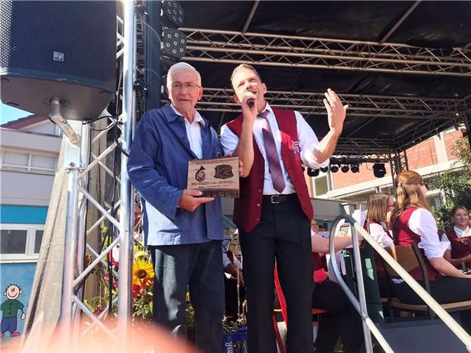 Marc Knödler (Vorsitzender MC Iggingen) und Helmut Fischer (Vorsitzender MGV Loreley Dernau) bei der Geschenkübergabe.