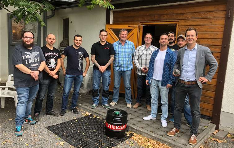 Marc Konvacs ( 4.v.li.), vier Brauer, einige Brauerstudenten und Praktiker von der Mendiger Vulkanbrauerei mit Brauereichef Malte Tack (1.v.re.). privat