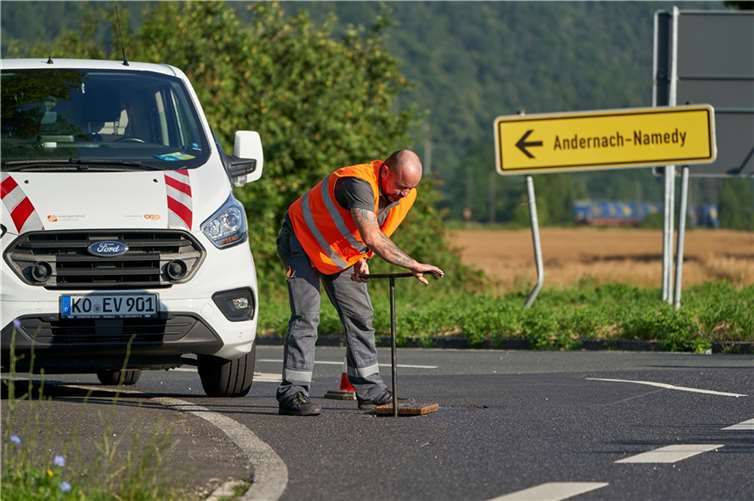 Marc Küpper von der Energienetze Mittelrhein öffnete in Andernach-Namedy den Schieberregler und machte damit den Weg für das H-Gas frei.  Foto: Sascha Ditscher/evm