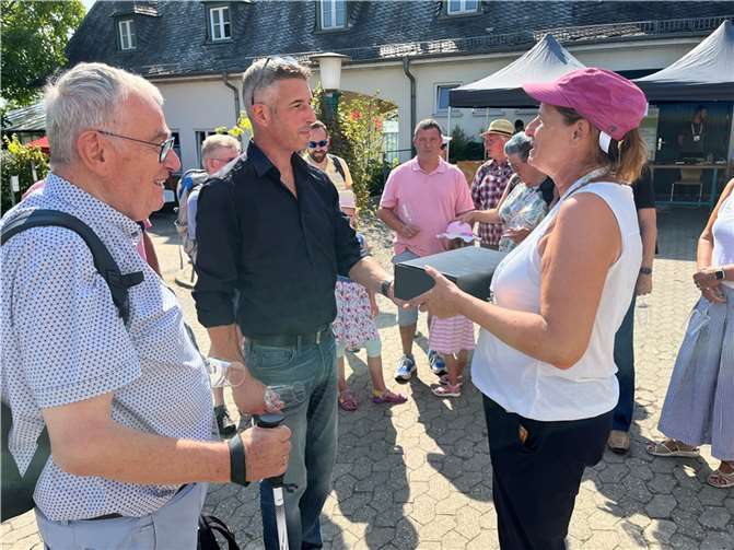 Marc Linden und Paul Gieler überreichen Frau Lindner das Weinpräsent.  Foto: Joachim Heyna