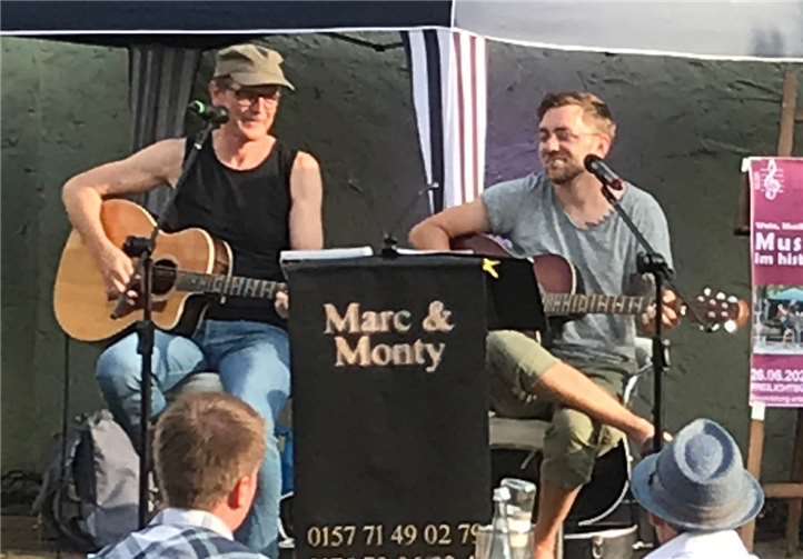 Marc & Monty begeisterten mit einer Mischung aus den 60ern bis 80ern. Foto: AB
