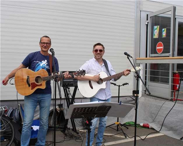 Aufbruchstimmung mit Rahmenprogramm „Marc & Monty“ boten beste Unterhaltung mit Klassikern aus Rock und Pop.