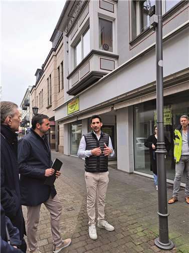 Marc Ortiz (Mitte) erläuterte die Bedeutung der an verschiedenen Punkten installierten Sensoren.