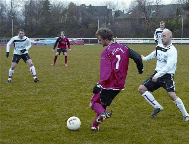 Marc Palmersheim (rechts im Bild) und der VfL Meckenheim I spielten gegen den SV Lohmar nur 1:1. STS