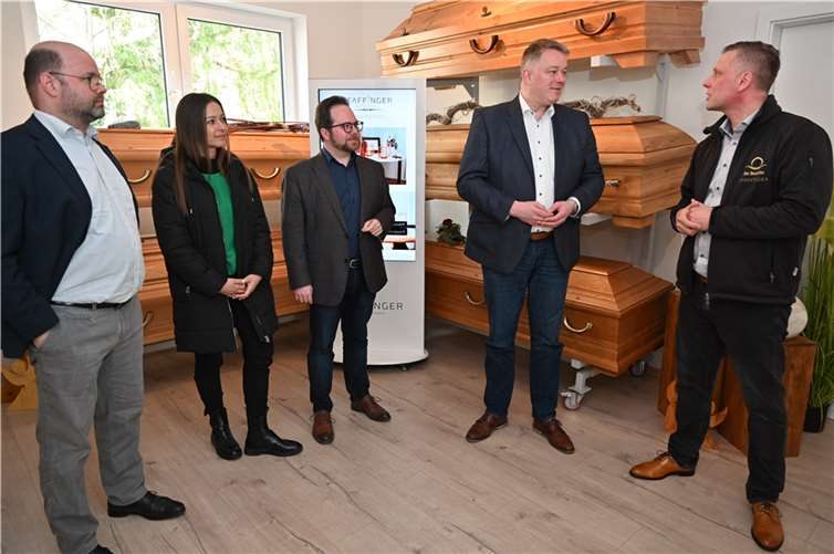 Marc Pfaffinger stellt (v. l.) Stefan Höhn, Joana Schöler (beide vom Landesfachverband Rheinland-Pfalz), dem Ersten Kreisbeigeordneten Pascal Badziong und Gordon Schnieder (Vorsitzender der CDU-Fraktion im Landtag Rheinland-Pfalz) bei einem Rundgang seinen Betrieb vor.  Fotos: SK