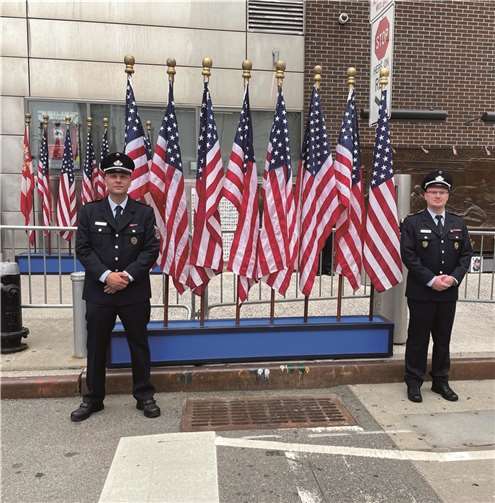 Marc Pfaffinger und Christopher Wittig am Bronze Denkmal für die verstorbenen Einsatzkräfte.