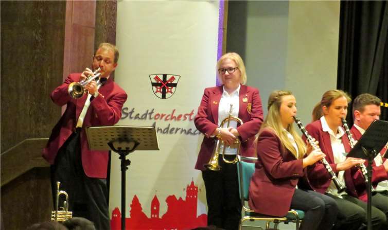 Stadtorchester Andernach setzte Zeichen für europäischen Zusammenhalt Marc Podschadly und Christine Karbach überzeugten als Solisten bei „My Way“.