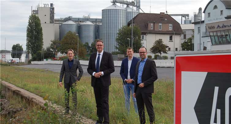 Marc Ruland (1.v.l.) und Clemens Hoch (1.v.r.) beide SPD freuen sich über die Förderung des Landes Rheinland-Pfalz für die Baumaßnahmen am Hafen in Andernach. Foto: privat
