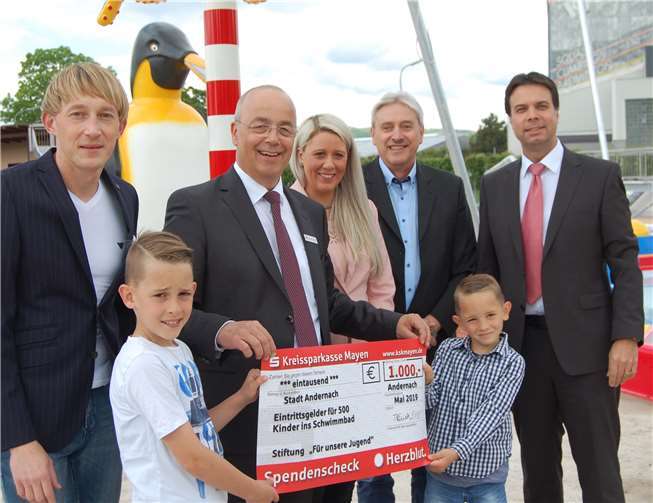 Marc Ruland, MdL, Herbert Hürter (KSK), Katja Wagner, Franz-Josef Wagner, Marco Döhr (KSK) und zwei Schüler der Hasenfänger-Grundschule bei der Spendenübergabe im Andernacher Freibad.Foto: privat