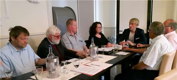 Marc Ruland SPD (am Kopf des Tisches) im Gespräch mit dem Vorstand des DGB MayenKoblenz. Links von ihm Karin Fahrenholz-Krämer, Vorsitzende des Kreisverbandes. Daneben ihr Stellvertreter Uli Greßler.privat